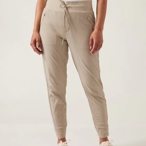 Athleta Trekkie North Jogger size 8 khaki